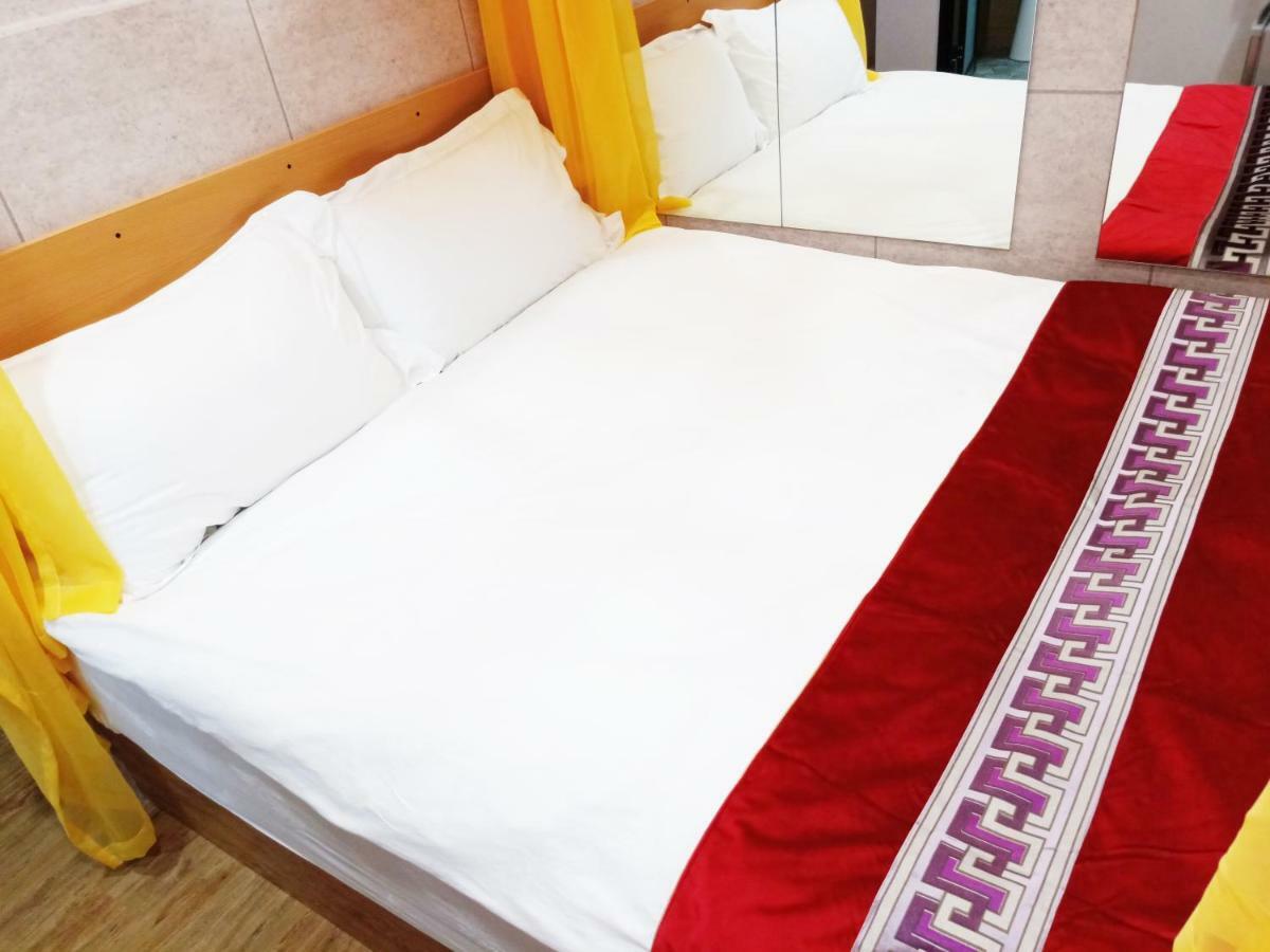 Woju Homestay Tainan Buitenkant foto