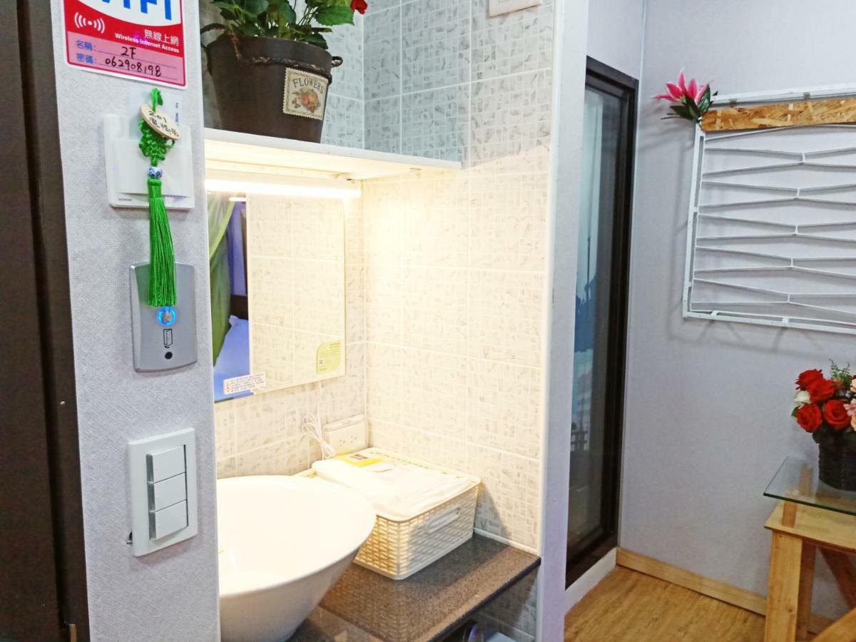 Woju Homestay Tainan Buitenkant foto